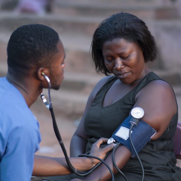 africa-humanitarian-aid-doctor-taking-care-patient (5)